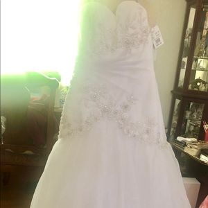 New with tag David’s Bridal size 0 wedding dress